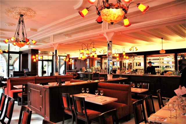 Lustre en verre gravé, style Gallé, dans une brasserie