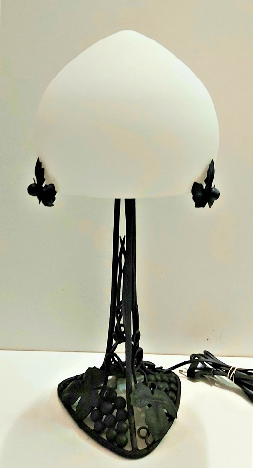 Lampe en fer forgé et pâte de verre, modèle raisin, cone 20 cm blanc albatre, hauteur 45 cm