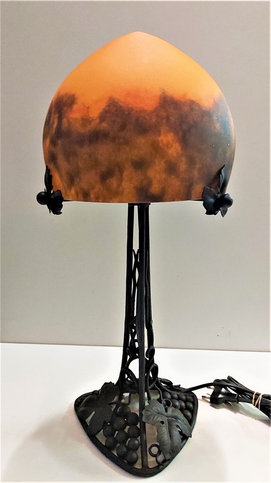Lampe en fer forgé et pâte de verre, modèle raisin cone 20 cm ocre et bleu, hauteur 45 cm