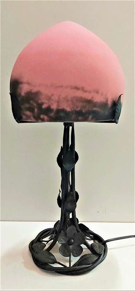Lampe en fer forgé et pâte de verre, modèle Anémone cone 20 cm rose berlingot, hauteur 40 cm