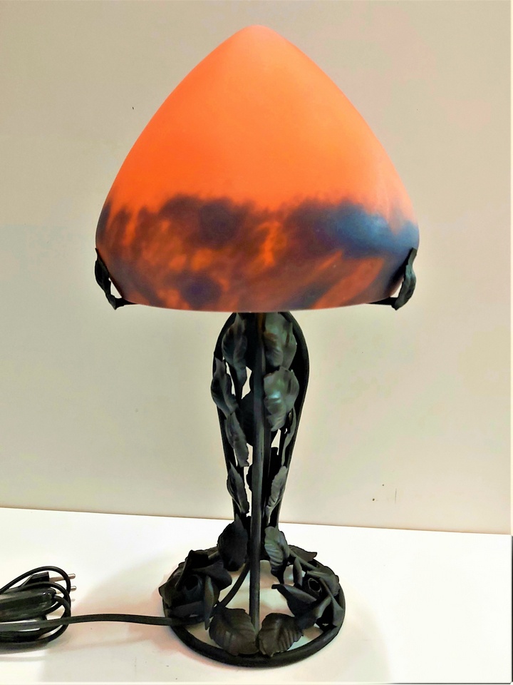 Lampe en fer forgé et pâte de verre, modèle Rosier cone 18 ogive orange bleu, hauteur 40 cm, largeur 18 cm