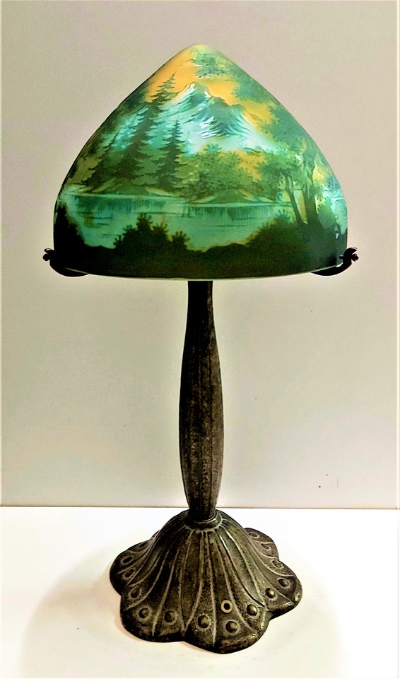Lampe Art Nouveau en verre gravé, style Gallé, paysage vert, pied bronze décor ombelle, hauteur 50 cm