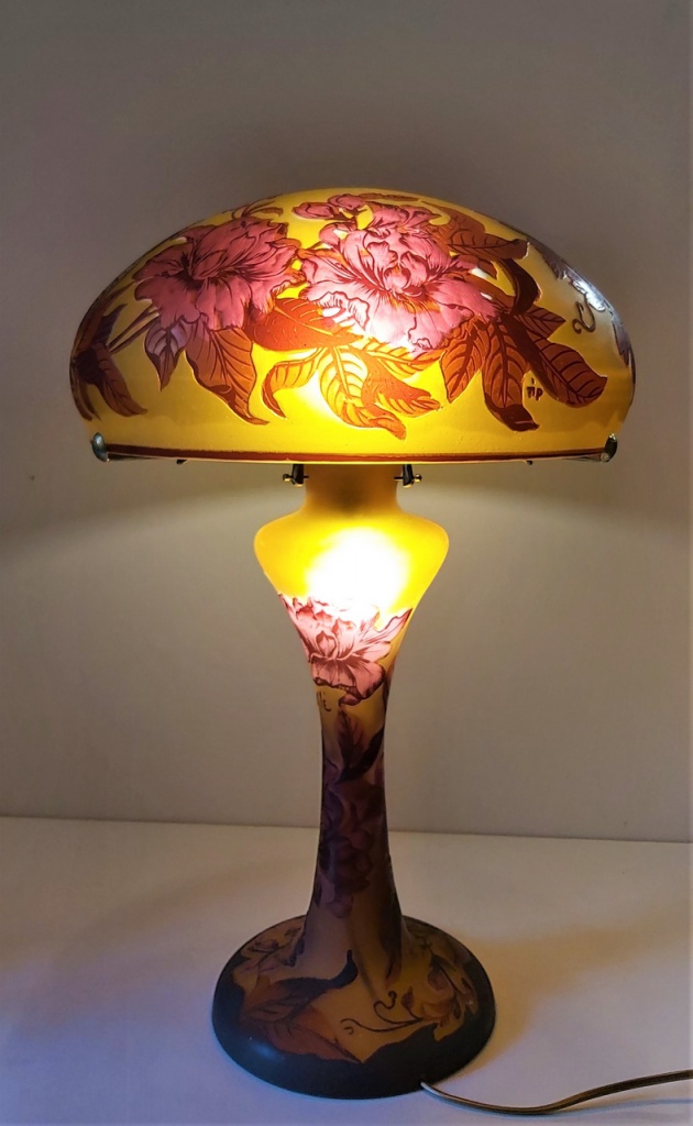 Lampe Art Nouveau en verre gravé, style Gallé, modèle CORALIE FLEURS ROUGE