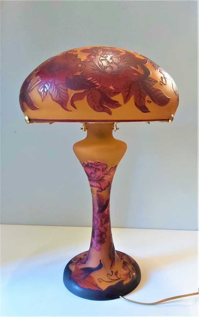 Lampe Art Nouveau en verre gravé, style Gallé, modèle CORALIE FLEURS ROUGE
