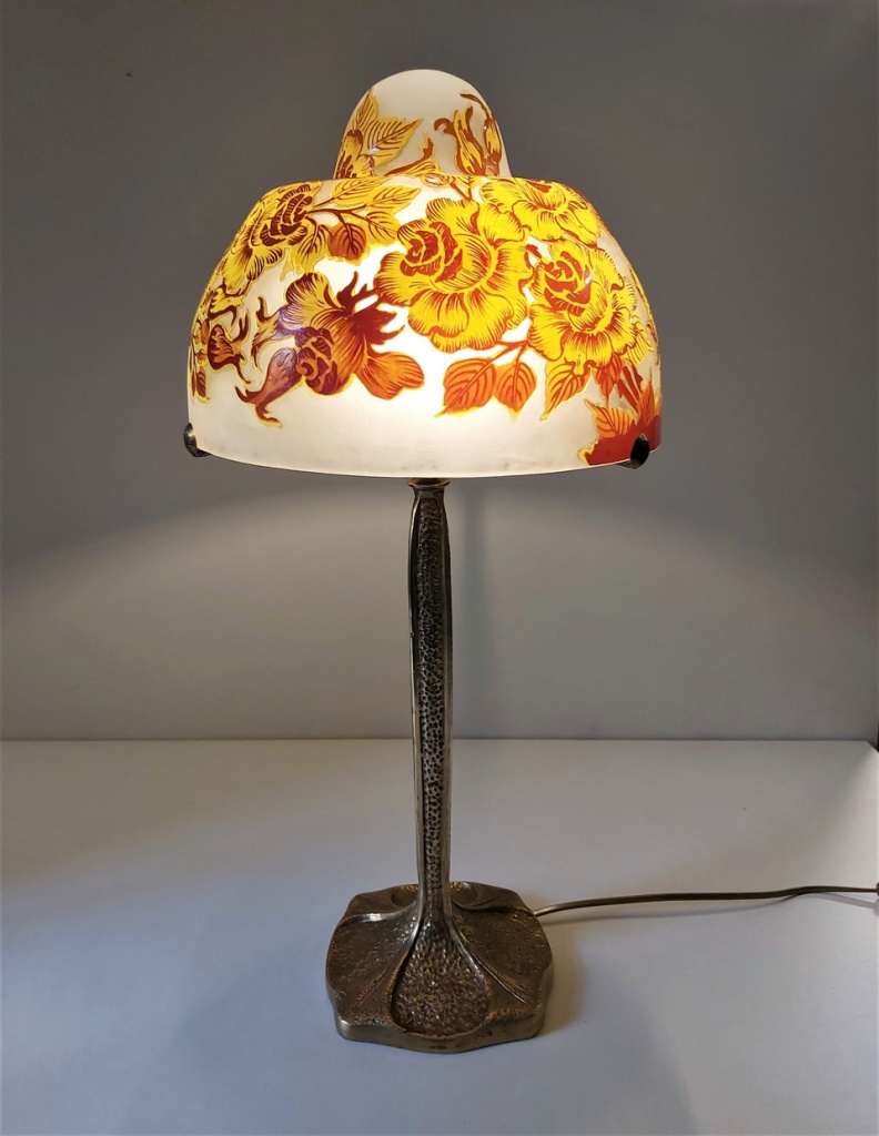 Lampe Art Nouveau en verre gravé, style Gallé, modèle GINKO FLEURS OLIVES, pied en bronze