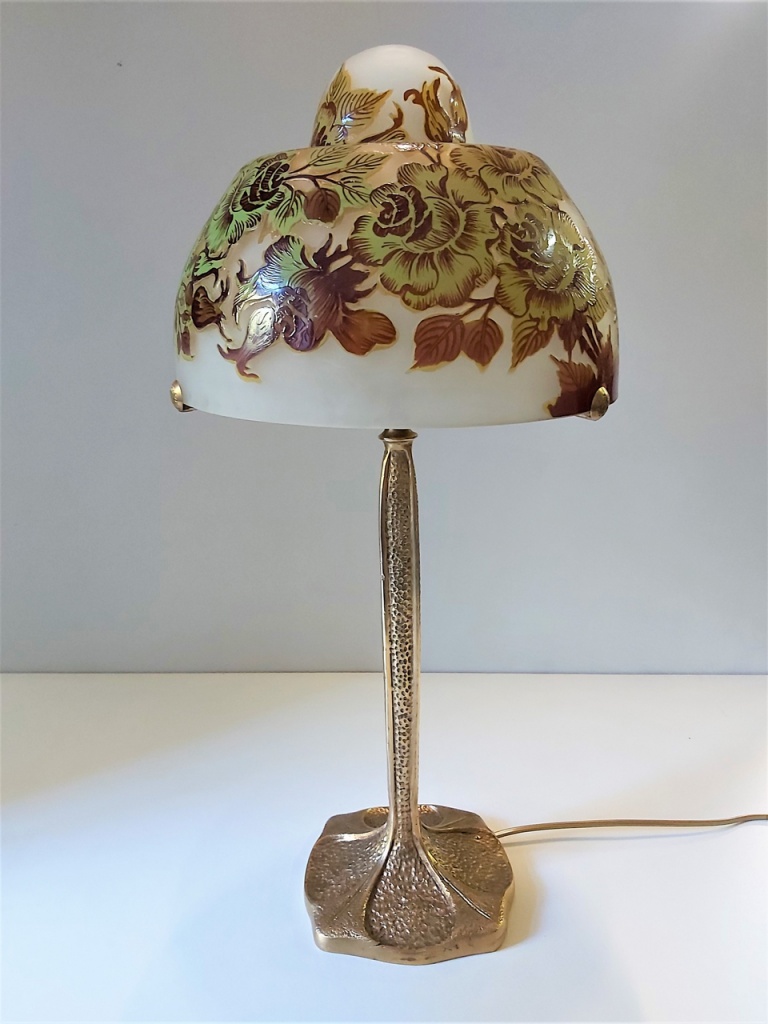 Lampe Art Nouveau en verre gravé, style Gallé, modèle GINKO FLEURS OLIVES, pied en bronze