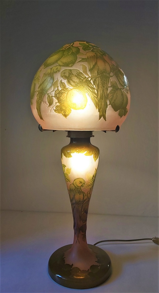 Lampe Art Nouveau en verre gravé, style Gallé, modèle PERRUCHE, hauteur 60 cm