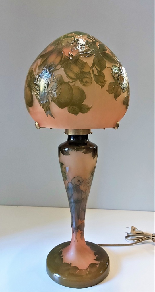Lampe Art Nouveau en verre gravé, style Gallé, modèle PERRUCHE, hauteur 60 cm