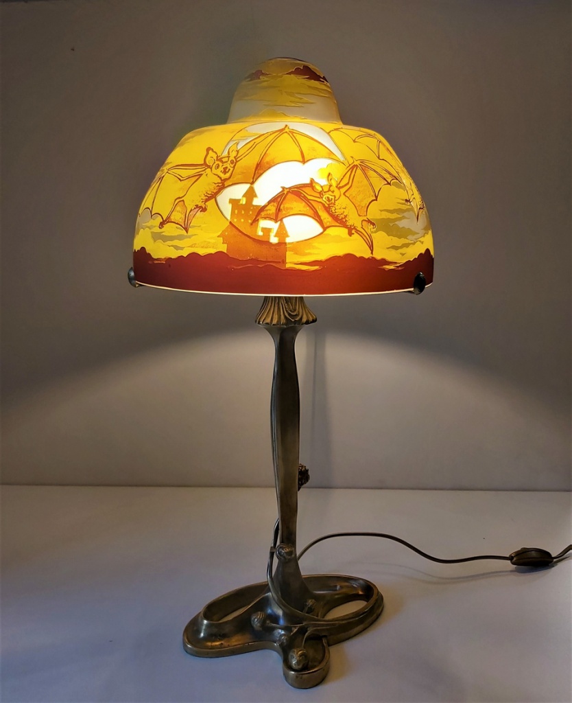 Lampe Art Nouveau en verre gravé, style Gallé, modèle RIO CHAUVE SOURIS, hauteur 55 cm