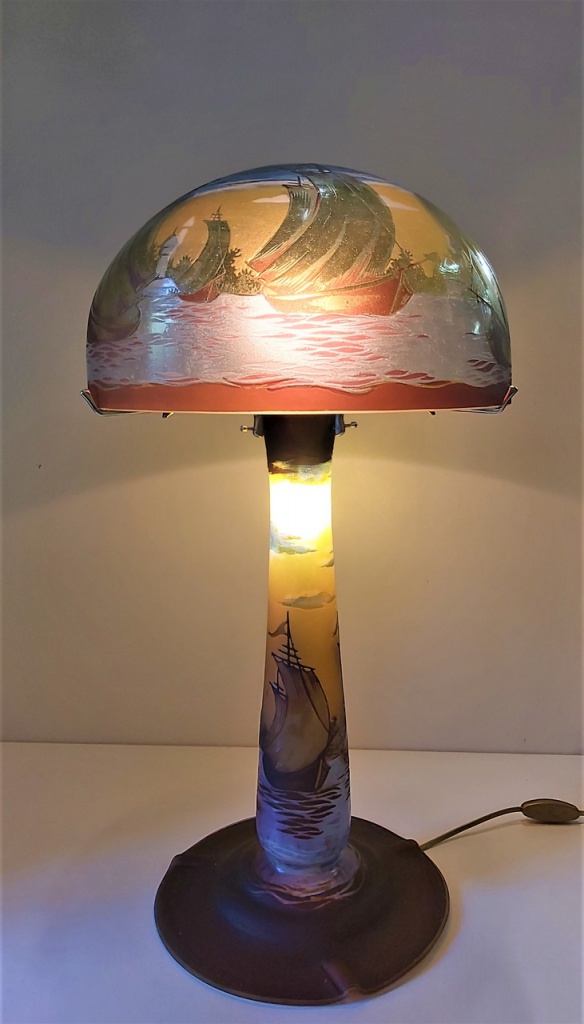 Lampe Art Nouveau en verre gravé, style Gallé, modèle ROSALIE BATEAU, hauteur 60 cm