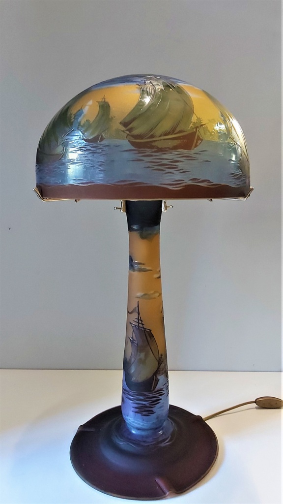 Lampe Art Nouveau en verre gravé, style Gallé, modèle ROSALIE BATEAU, hauteur 60 cm