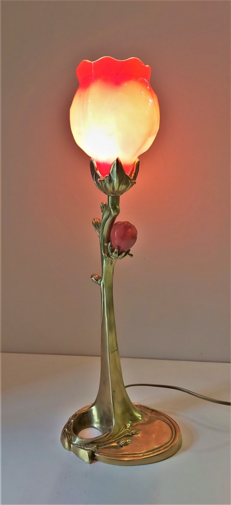 Lampe Art Nouveau en Bronze et Pâte de verre, modèle MAGNOLIA 1 TULIPE ROUGE, hauteur 55 cm