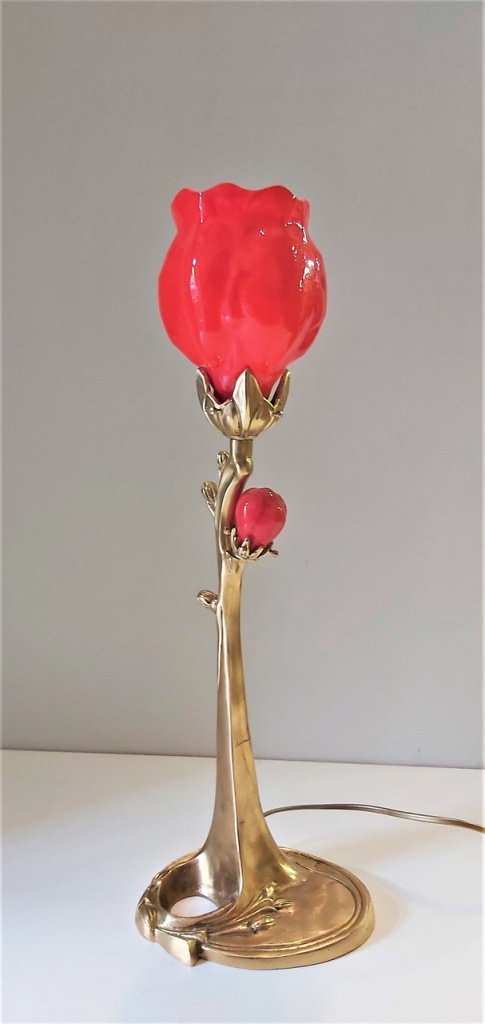 Lampe Art Nouveau en Bronze et Pâte de verre, modèle MAGNOLIA 1 TULIPE ROUGE, hauteur 55 cm