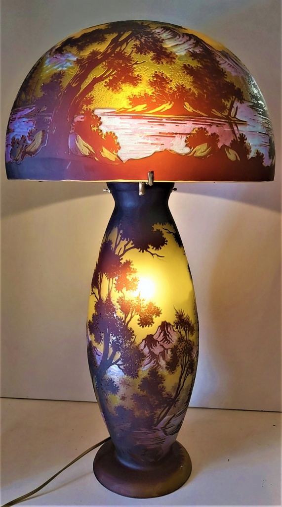 Lampe Art Nouveau en verre gravé, style Gallé, modèle Helena paysage rouge ou bleu / brun, hauteur 78 cm, largeur 42 cm