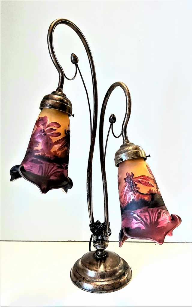 Lampe Art Nouveau Nancy style, lampe Gallé style en bronze et pâte de verre, Modèle Nancy 2 tulipes gravées Libellule Rouge, hauteur 55 cm, base 18 cm