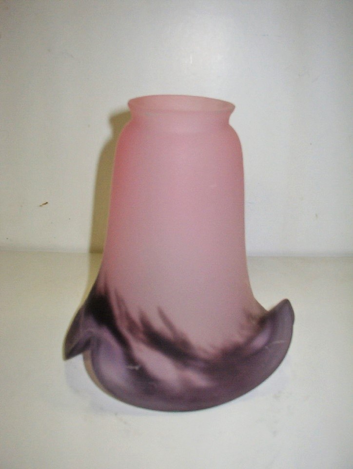 Tulipe longue  rose berlingot en pâte de verre. Hauteur 16 cm.