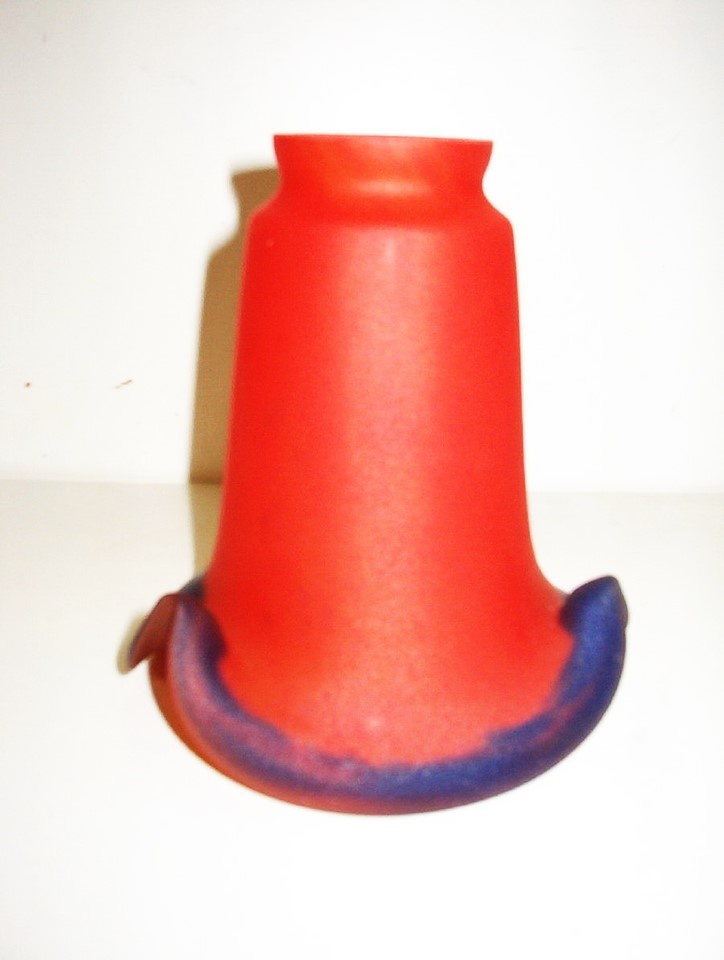 Tulipe longue  rouge. Pate de verre . Hauteur 16 cm.