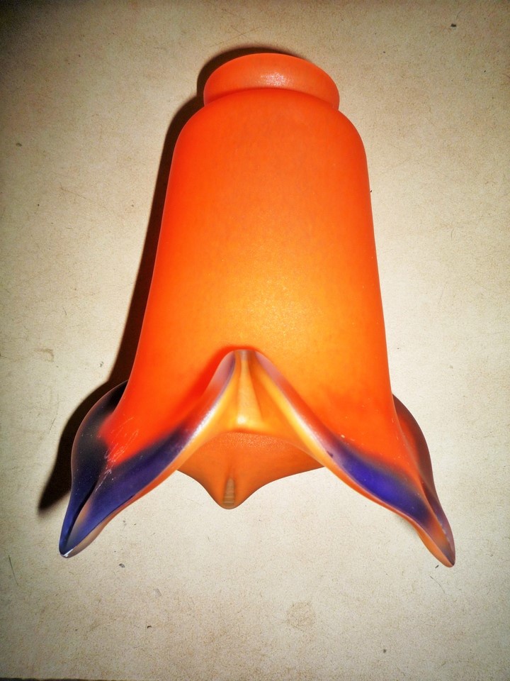 Tulipe Longue Pointe orange bleu.Pâte de verre. Hauteur 16 m