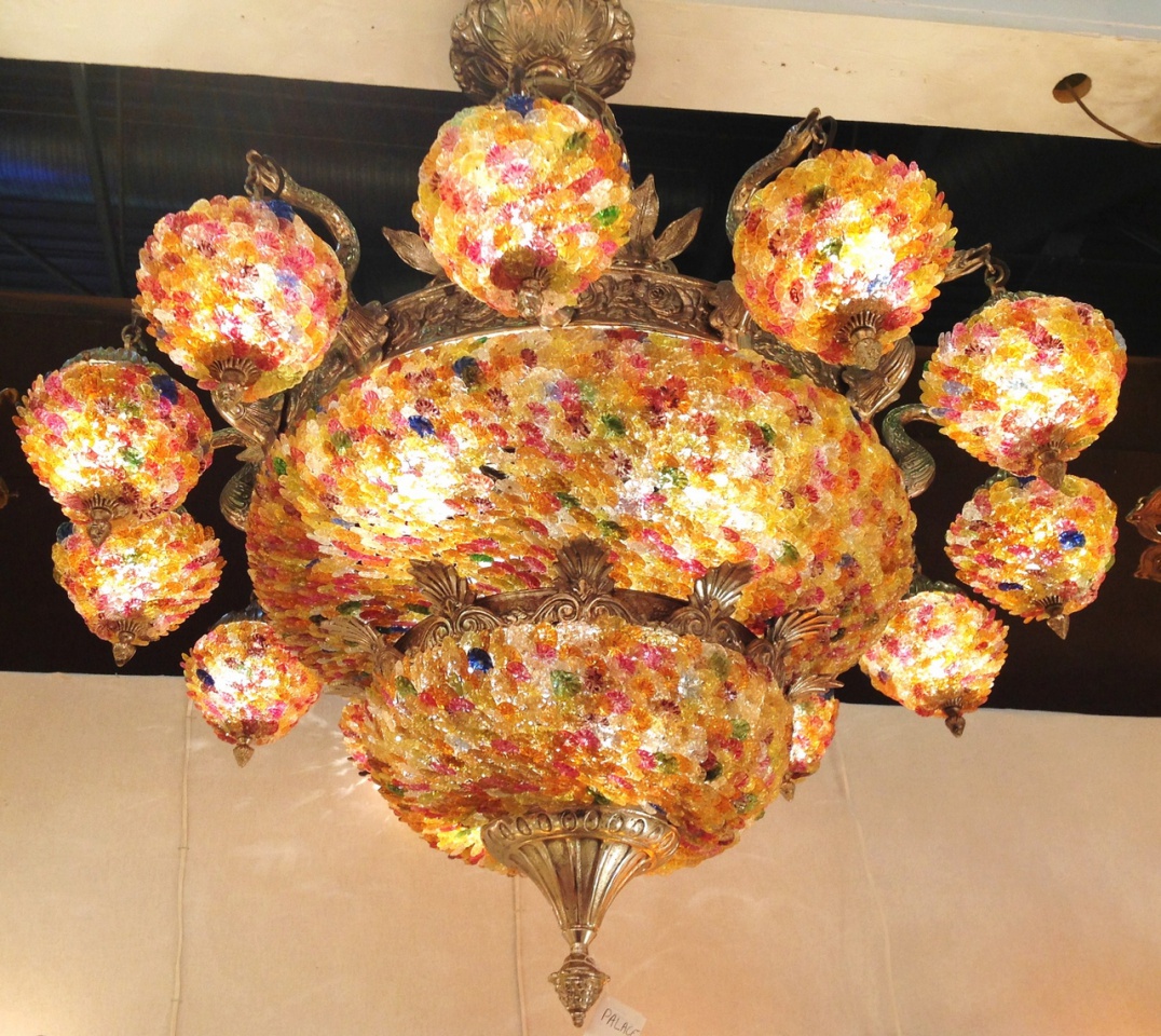 Lustre cristaux de verre, Palace coloré. Hauteur 125 cm. Poids 60 kilos. Bronze et fleurs de verre