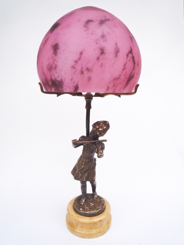Lampe en bronze et pâte de verre, ines cone 20 rose marbre.Hauteur 45 cm. Marbre, lampe en pâte de verre
