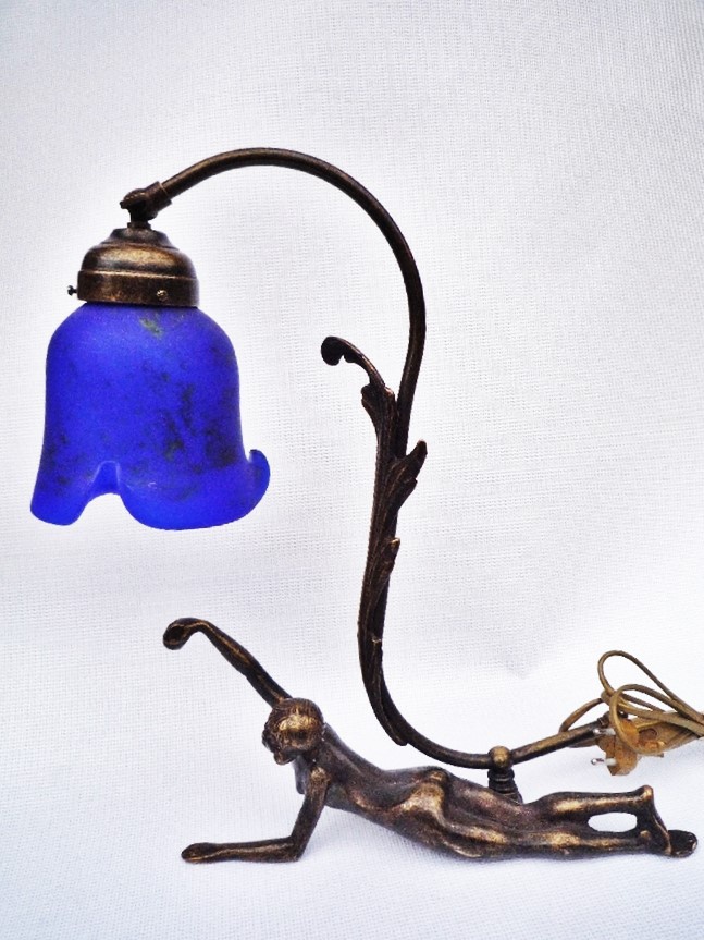 Lampe en pâte de verre et bronze, Venus couchée bleu moucheté. Hauteur 40 cm. Bronze et pâte de verre