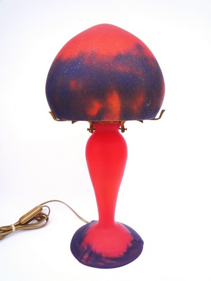 lampe en pâte de verre iris mm rouge. Hauteur   45 cm. lampe pate de verre Art Nouveau