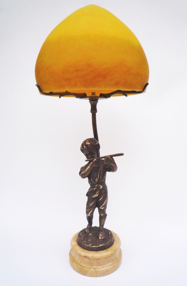 Lampe en pâte de verre et bronze, Alix cone 20 miel.Hauteur 45 cm.Marbre, laiton massif et pâte de verre.