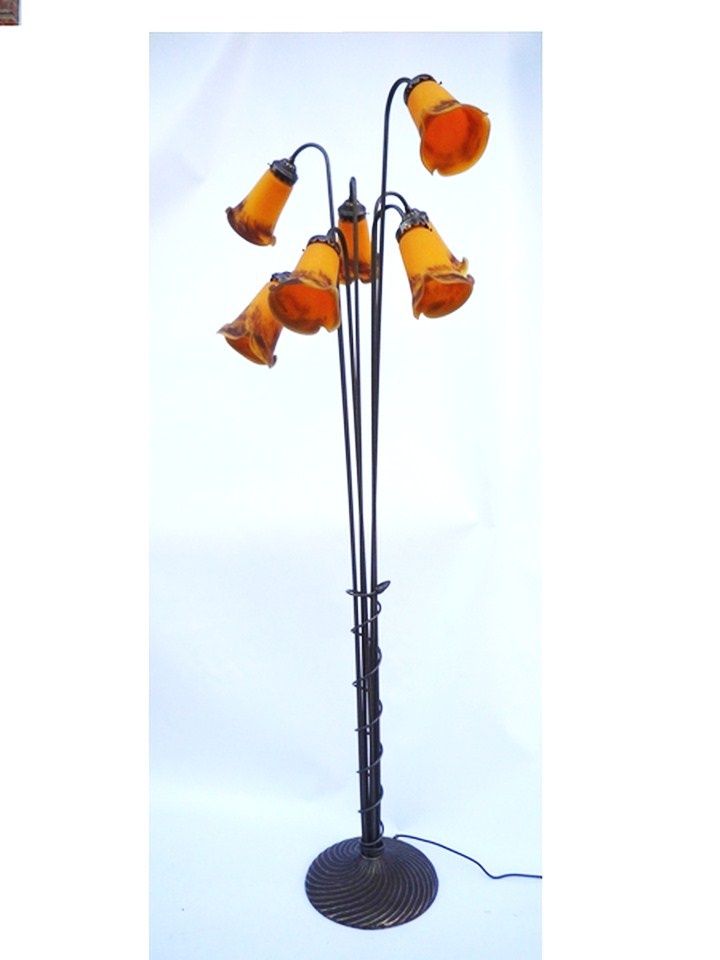 Lampadaire Lupin  7 tulipes couleur miel .Style Art Nouveau.Hauteur 175 cm