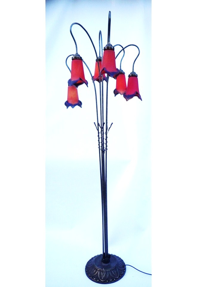 Lampadaire Nancy  avec 6 tulipes en pâte de verre couleur rouge. Hauteur 185 cm