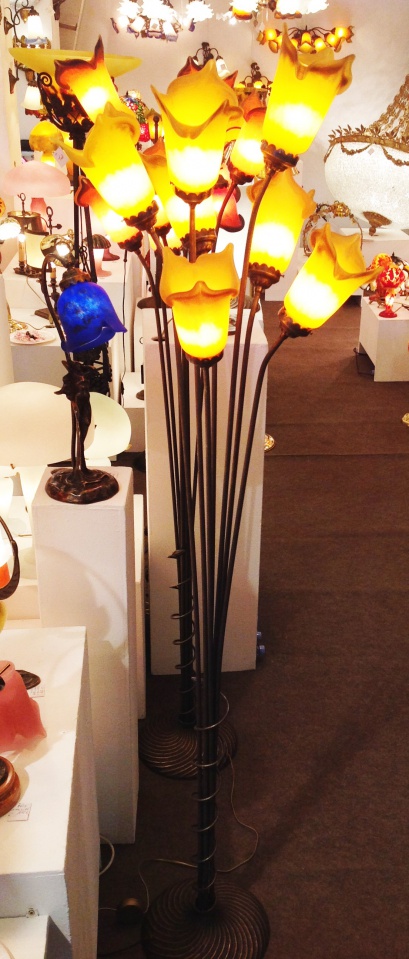 LAMPADAIRE 7 TULIPES MIEL.Hauteur 185 cm.