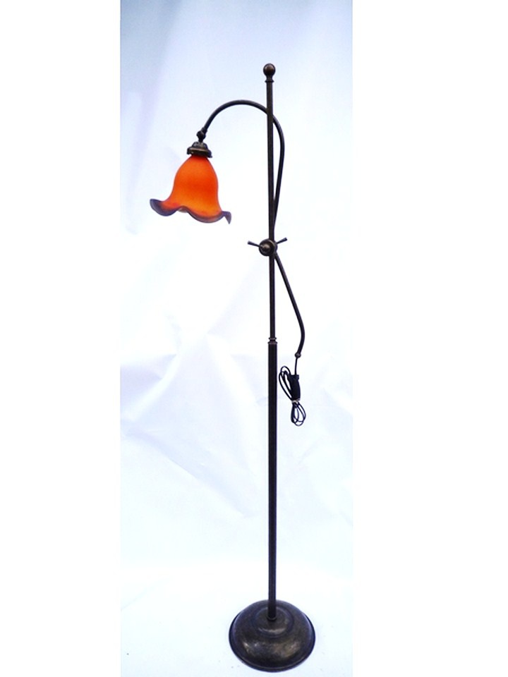 Lampadaire Cambridge avec tulipe feston couleur orange. Hauteur 170 cm.