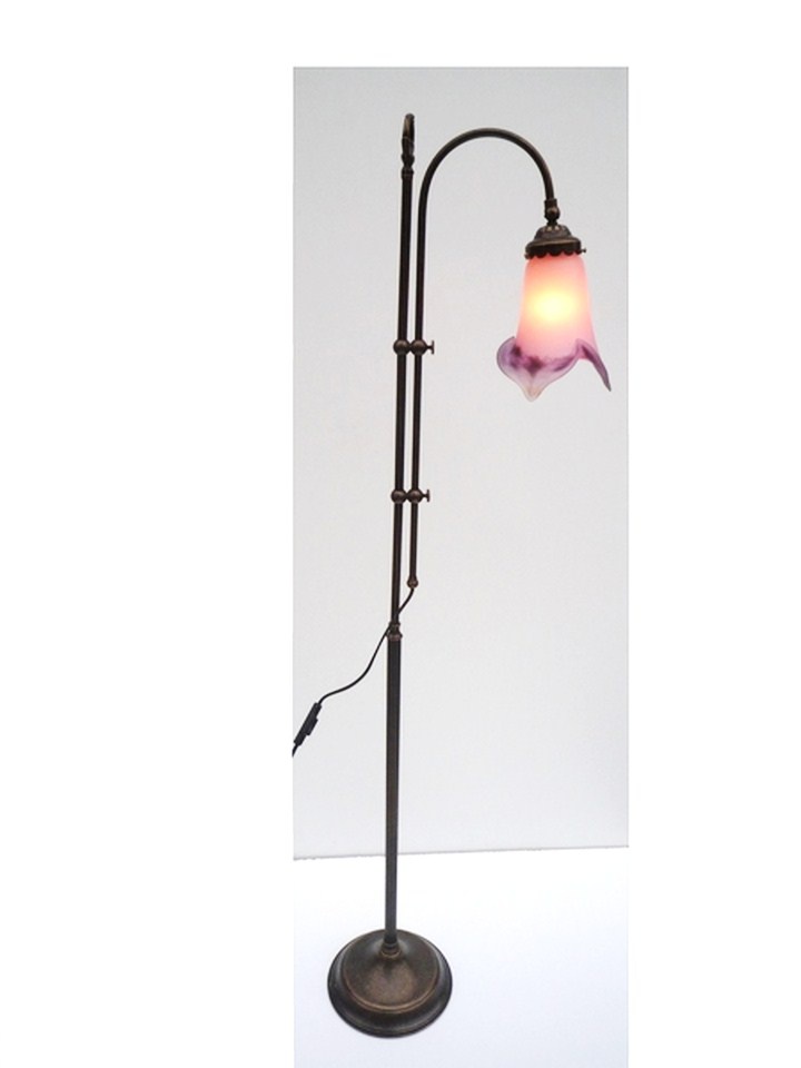 Lampadaire Oxford patiné avec 1 tulipe en pâte de verre couleur rose berlingot. Hauteur 130 cm