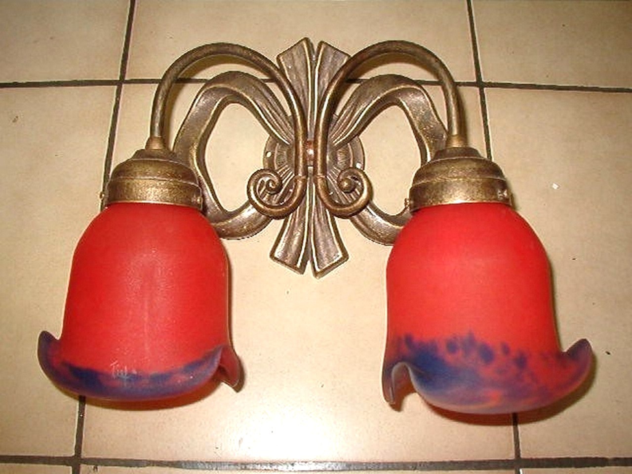 Applique pâte de verre style Art Nouveau, modèle Noeud 2 tulipe berger couleur rouge et bleu, applique hôtel