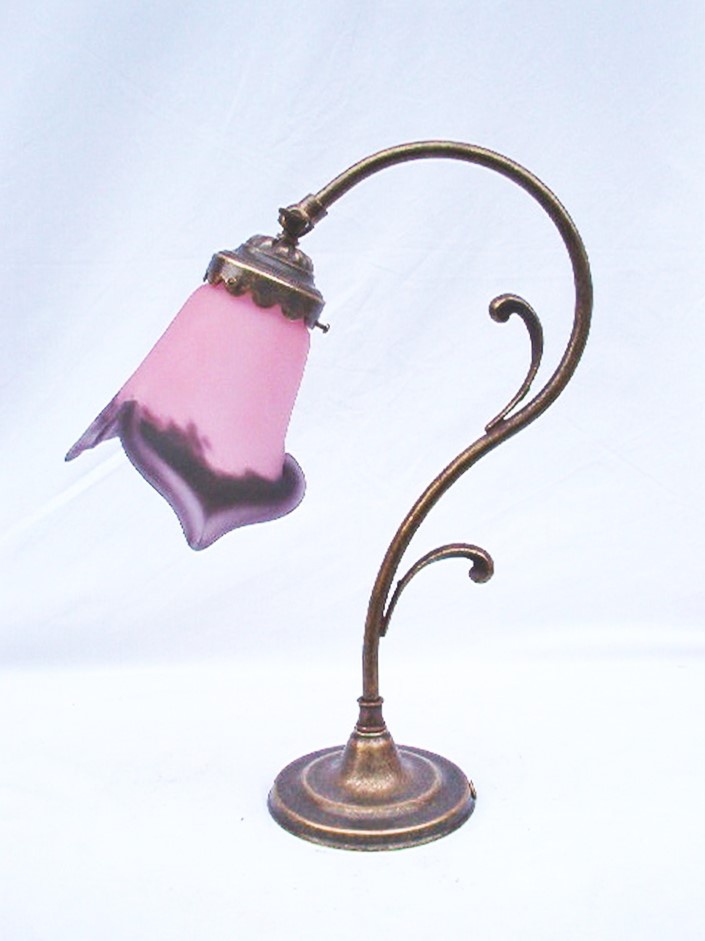 Lampe en pâte de verre et laiton massif patiné. liberty n° 2 rose berlingot.Hauteur 35 cm.Laiton massif, pâte de verre