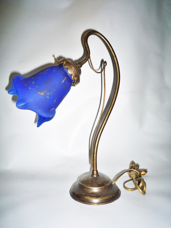 Lampe en pâte de verre et laiton massif patiné, Nancy 1 tulipe bleu moucheté.. Hauteur 35 cm. Laiton massif et pâte de verre