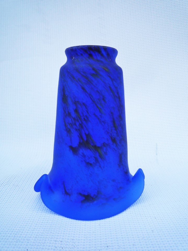 Tulipe longue bleu moucheté en pâte de verre. Hauteur 16 cm