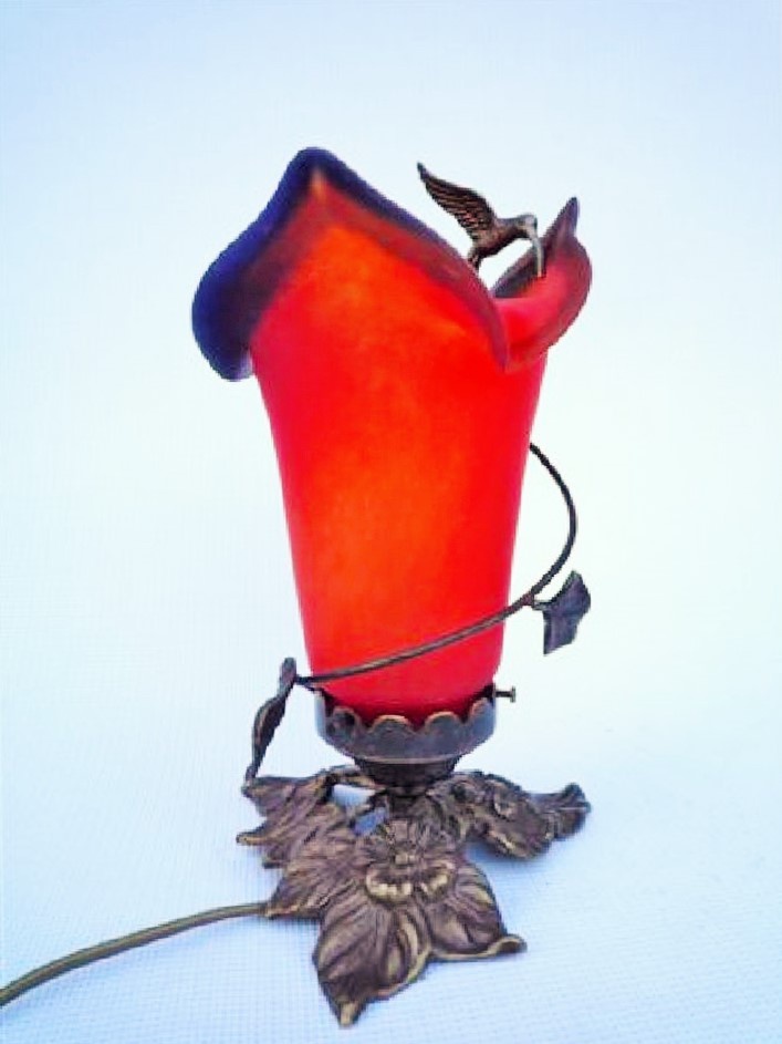 Lampe en pâte de verre et laiton massif patiné, modèle Colibri Socle tulipe longue Rouge et Bleu. Hauteur 25 cm.