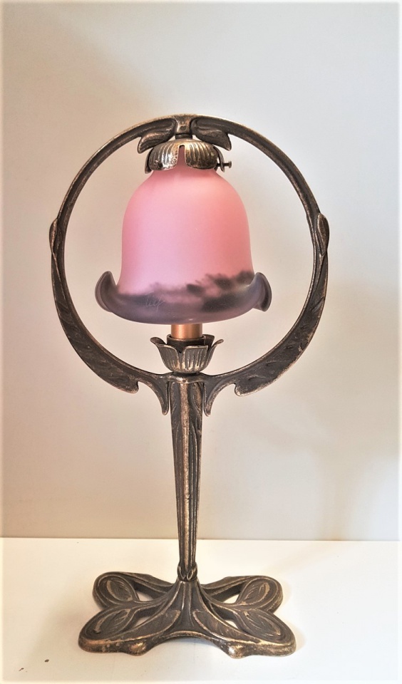 Lampe en pâte de verre, Papillon tulipe berger Rose Berlingot. Hauteur 45 cm.