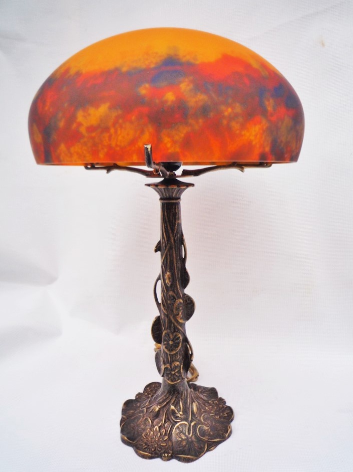 Lampe en pâte de verre et laiton massif patiné. Capucine jaune bleu rouge H.55 CM.Laiton massif et pâte de verre