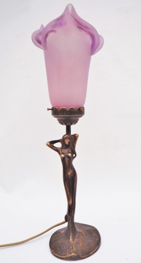 Lampe en bronze et pâte de verre, Lisa pointe gm rose berlingot. Hauteur 40 cm.Laiton pâte de verre