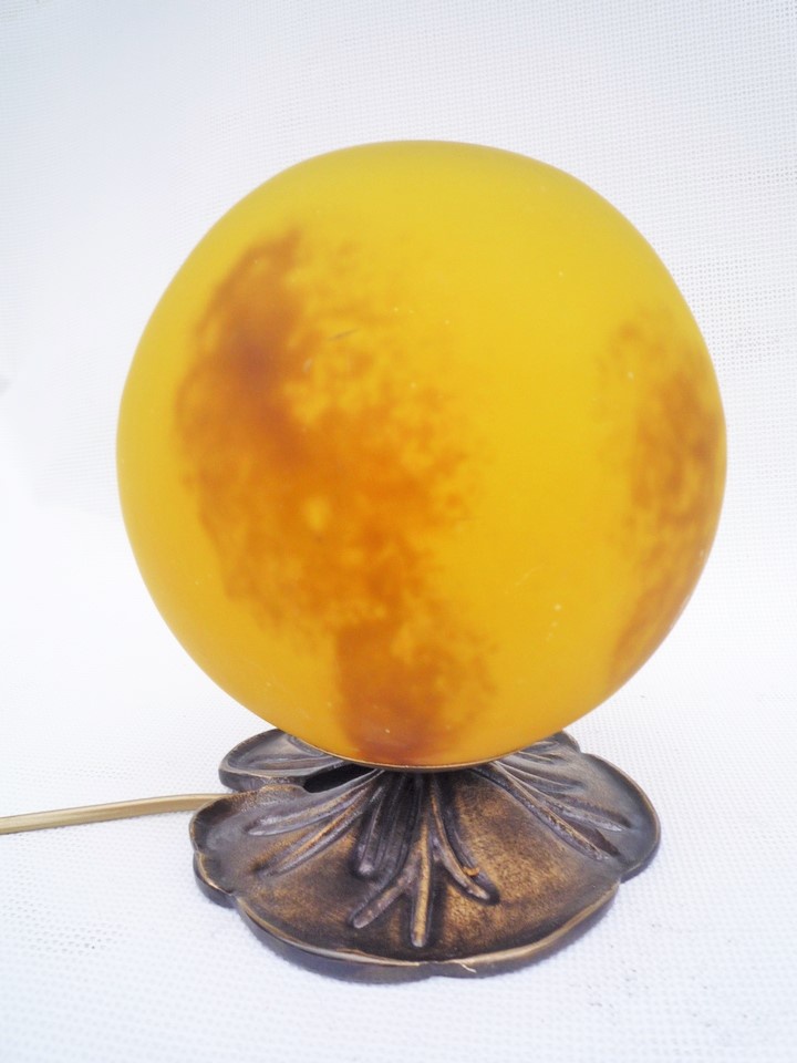 Lampe en pâte de verre, Lotus boule 17 miel.Hauteur 20 cm. Laiton massif, lampe pate de verre