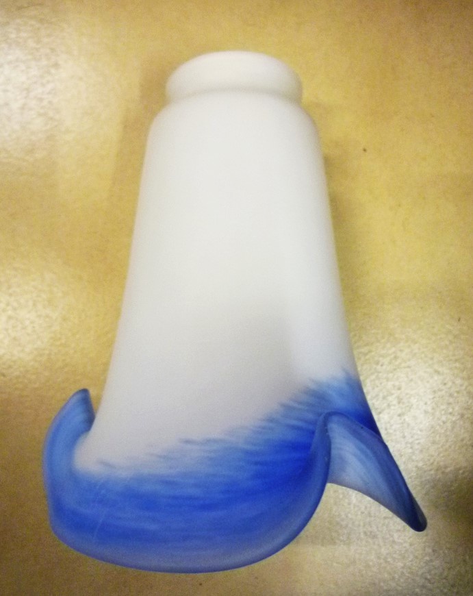 Tulipe longue bleu blanc en pête de verre . Hauteur 16 cm. Hauteur 16 cm