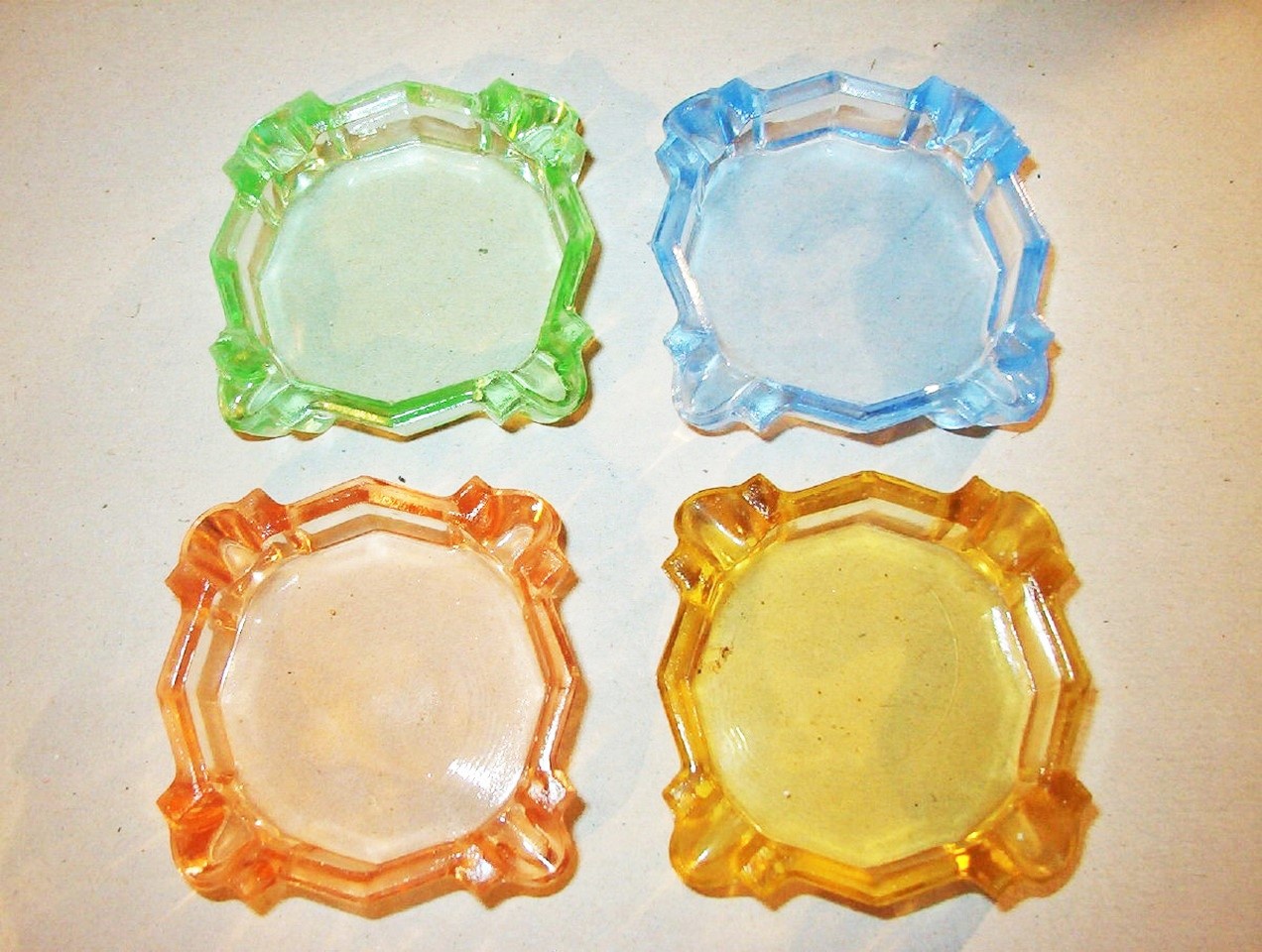 CENDRIER INDIVIDUEL ANCIENS, 5 CM X 5 CM, VERRE COLORE, PRIX A L'UNITE