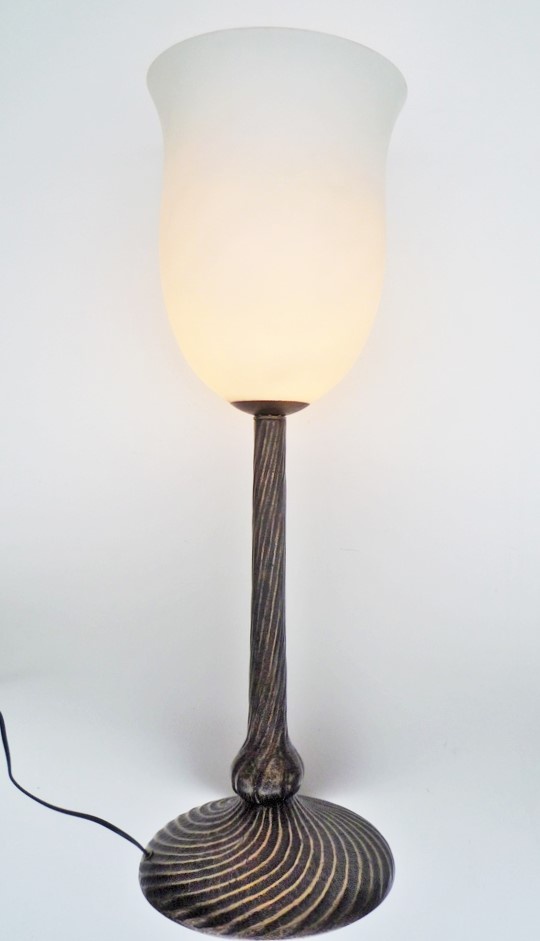 Lampe en pâte de verre et laiton massif patiné. Cloche torsade blanc albatre GM. Hauteur 80 cm.Laiton massif pâte de verre