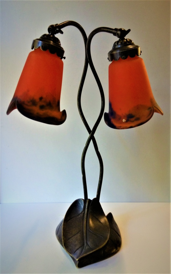 Lampe en pâte de verre et laiton massif patiné, Nénuphar, 2 tulipes longues orange bleu sans pointe en pâte de verre. Hauteur 60 cm.