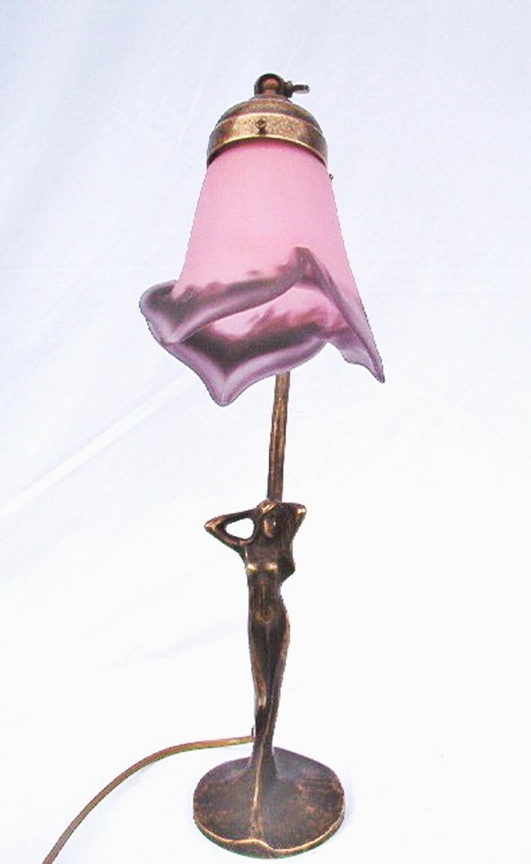 Lampe en pâte de verre et bronze, Venus 1 tulipe pointe PM rose berlingot. Hauteur 40 cm.Laiton massif et pâte de verre