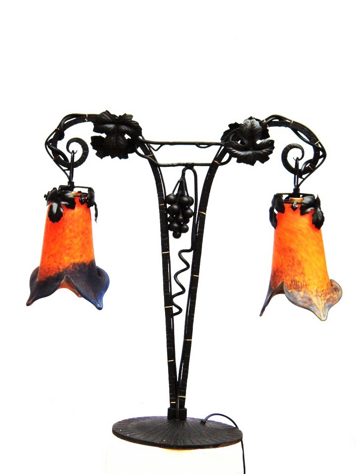 lampe en fer forgé et pâte de verre Vigne 2 tulipes Orange pointe. Hauteur 55 cm