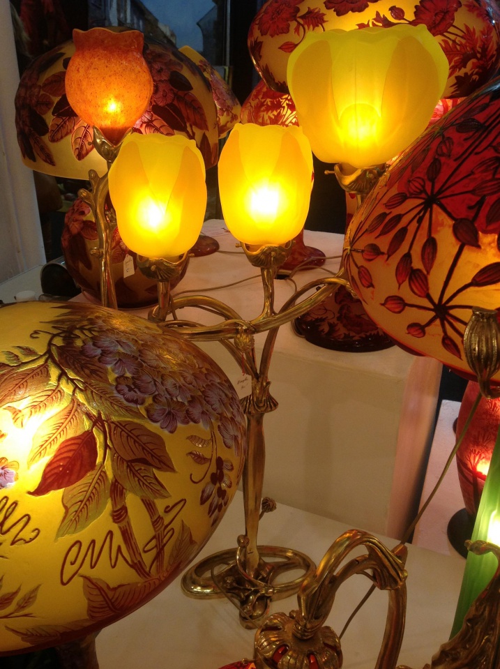 Lampe Art Nouveau Nancy style, lampe Majorelle style en pâte de verre, Magnolia Jaune
