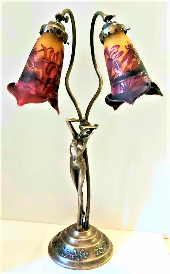 Lampe Art Nouveau en bronze, Lampe Gallé style, lampe pâte de verre, Elsa 2 tulipes gravées paysage rouge