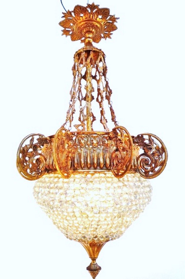 Lustre cristaux de verre, byzance blanc.Hauteur 85 cm. Bronze et perles de verre